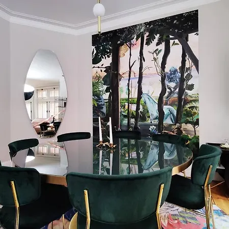 Luxury Artist In Apartment London