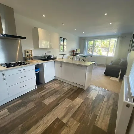 Light And Modern 2br 1.5ba, Newly Refurbished! * Raynes Park