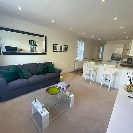 Light And Modern 2br 1.5ba, Newly Refurbished! Apartment