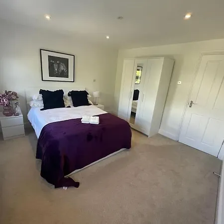 Light And Modern 2br 1.5ba, Newly Refurbished! Apartment Raynes Park