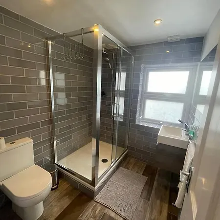 Light And Modern 2br 1.5ba, Newly Refurbished! * Raynes Park