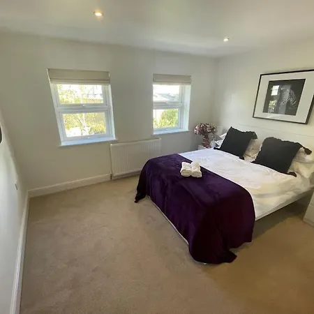 Light And Modern 2br 1.5ba, Newly Refurbished! * Raynes Park