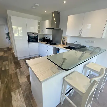 Light And Modern 2br 1.5ba, Newly Refurbished! Raynes Park