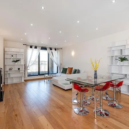 And Spacious 2 Bed Apartment *