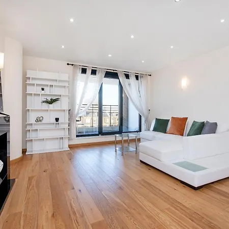 And Spacious 2 Bed Apartment *