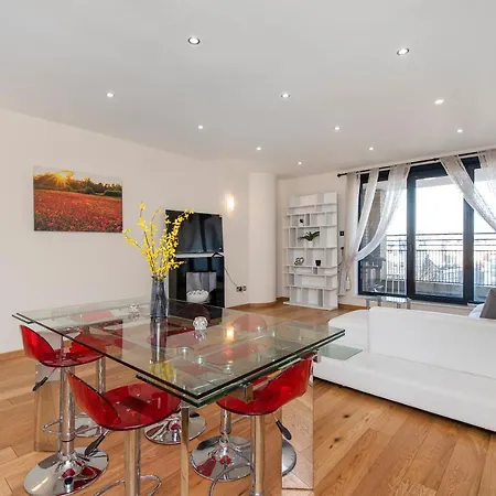 Apartment And Spacious 2 Bed London