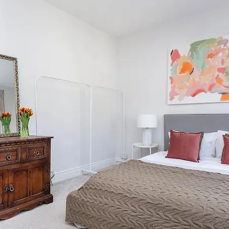 Newly Renovated Large 4/5 Bedroom Victorian Terrace House With Garden. London