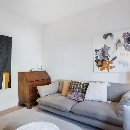 Newly Renovated Large 4/5 Bedroom Victorian Terrace House With Garden. Holiday home London