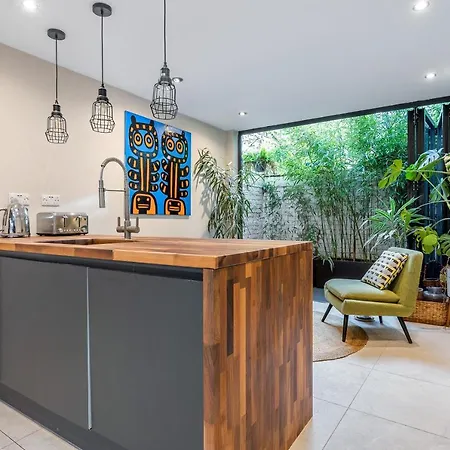 Luxury With 3 Bedrooms Apartment *