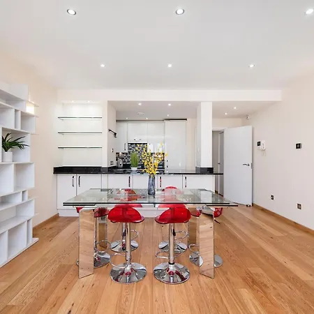 Apartment And Spacious 2 Bed