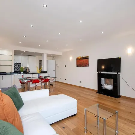 And Spacious 2 Bed * London