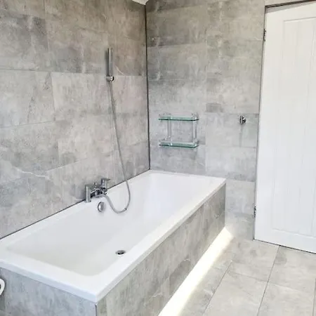 Private House With Free Parking *