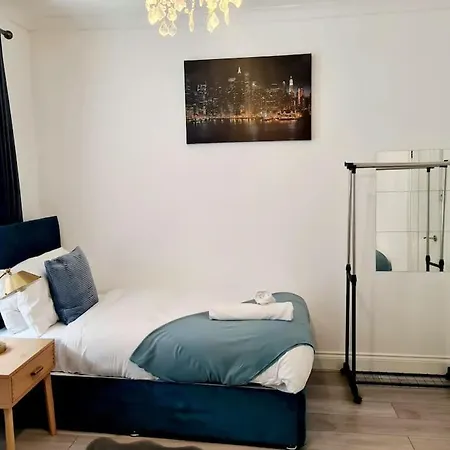 Holiday home Private House With Free Parking London