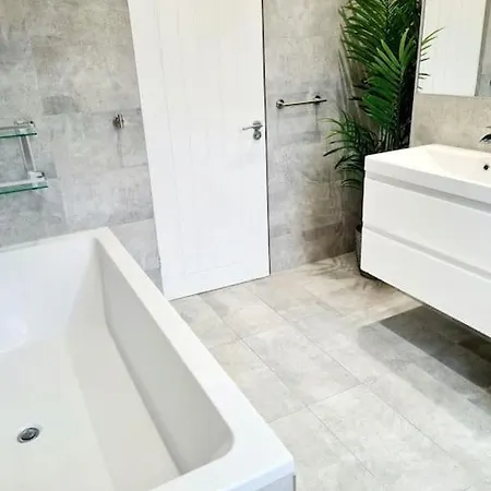 Private House With Free Parking Holiday home *
