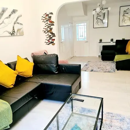 Private House With Free Parking * London