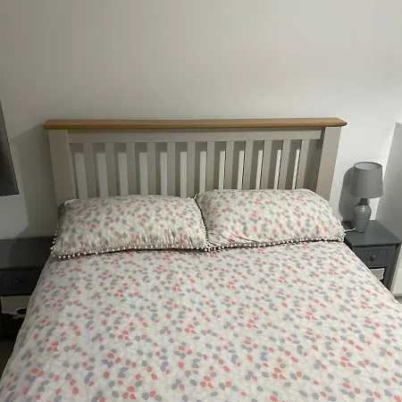 Apartment Modern 2 Bedroom Flat With Sky Tv & Free Parking