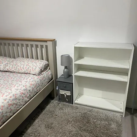 Modern 2 Bedroom Flat With Sky Tv & Free Parking *