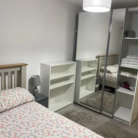 Modern 2 Bedroom Flat With Sky Tv & Free Parking *