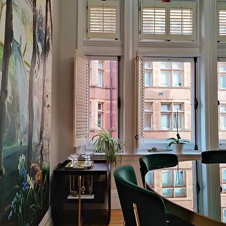 Luxury Artist In Apartment