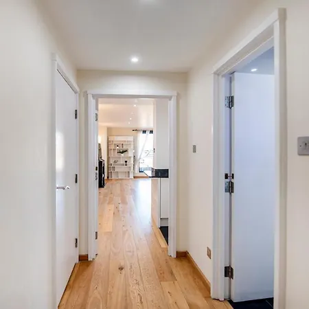 And Spacious 2 Bed Apartment London