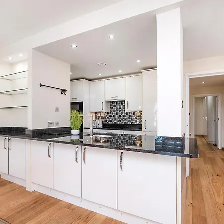 And Spacious 2 Bed Apartment London