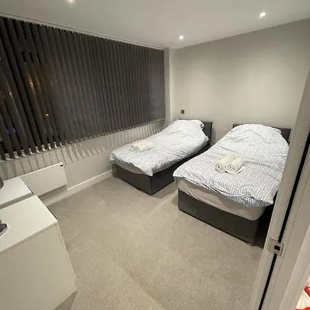 Whole In Town Centre Apartment Harrow
