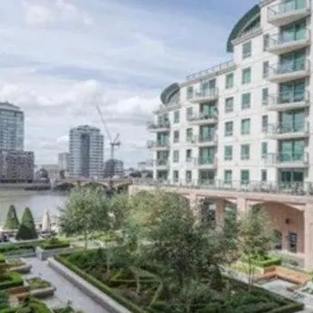 Stunning Penthouse Overlooking River Thames Apartment