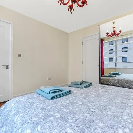 Spacious 2 Bedroom In Broadway Appartamento