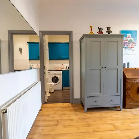 Spacious And Light Flat In Clapham Apartment
