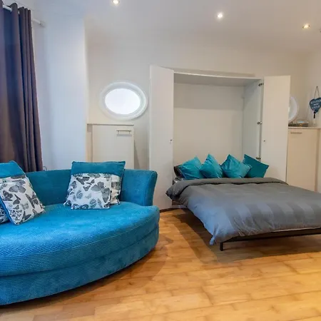 Spacious And Light Flat In Clapham Apartment London