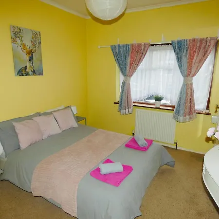 Spacious 3 Bed House With Parking & Good Transport