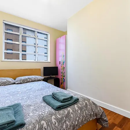 Spacious 2 Bedroom In Broadway Appartamento *