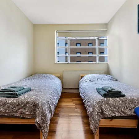 Spacious 2 Bedroom In Broadway *