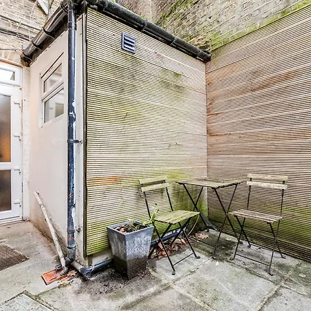Entire Family - 2bd2bth Earl's Court Apartment