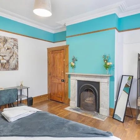 Spacious 5 Bedroom House With Garden + Parking - Amazing Location