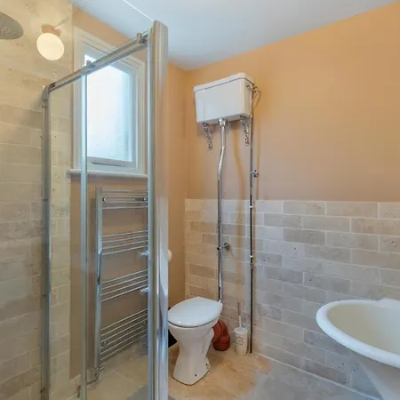 Spacious 5 Bedroom House With Garden + Parking - Amazing Location London