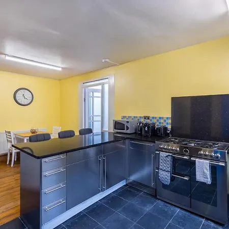 Spacious 5 Bedroom House With Garden + Parking - Amazing Location Holiday home *