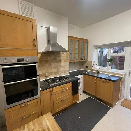 Contemporary Private Near Central London