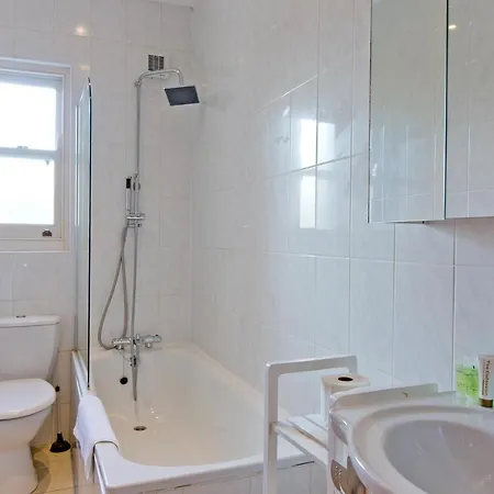 Spacious Highbury Fields 1 Bedroom - Parking By Request Апартаменты Лондон