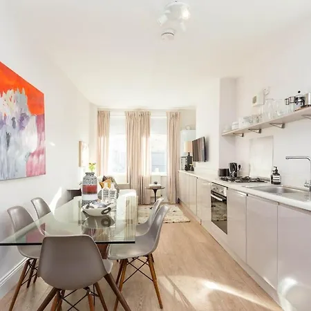Holiday home Newly Renovated Large 4/5 Bedroom Victorian Terrace House With Garden. London