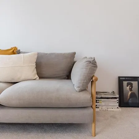 Newly Renovated Large 4/5 Bedroom Victorian Terrace House With Garden.