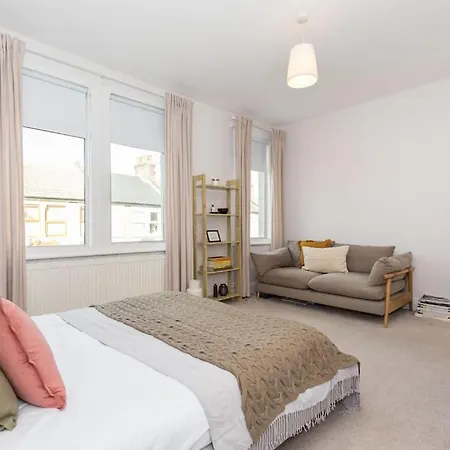 Newly Renovated Large 4/5 Bedroom Victorian Terrace House With Garden. *