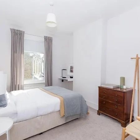 Holiday home Newly Renovated Large 4/5 Bedroom Victorian Terrace House With Garden.