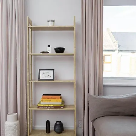 Newly Renovated Large 4/5 Bedroom Victorian Terrace House With Garden. *