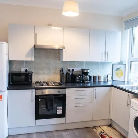 4 Bedroom Flat With High Speed Wi-fi In North Acton, Ealing, West London