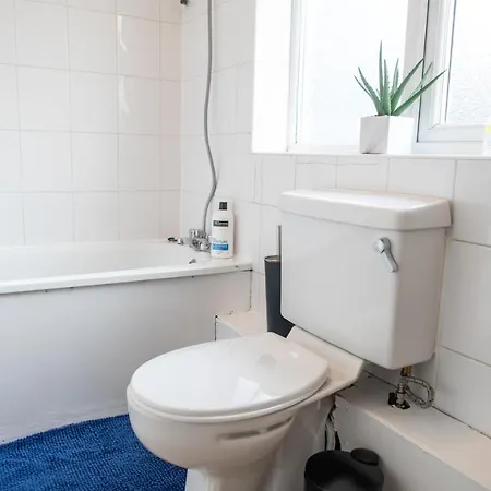4 Bedroom Flat With High Speed Wi-fi In North Acton, Ealing, West London