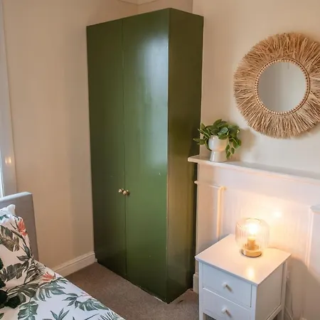 Apartment 4 Bedroom Flat With High Speed Wi-fi In North Acton, Ealing, West