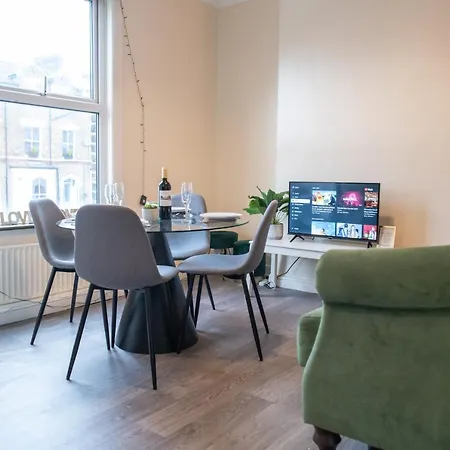 4 Bedroom Flat With High Speed Wi-fi In North Acton, Ealing, West Apartment London