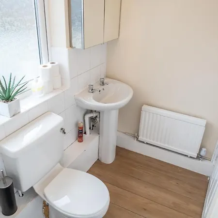 Apartment 4 Bedroom Flat With High Speed Wi-fi In North Acton, Ealing, West *