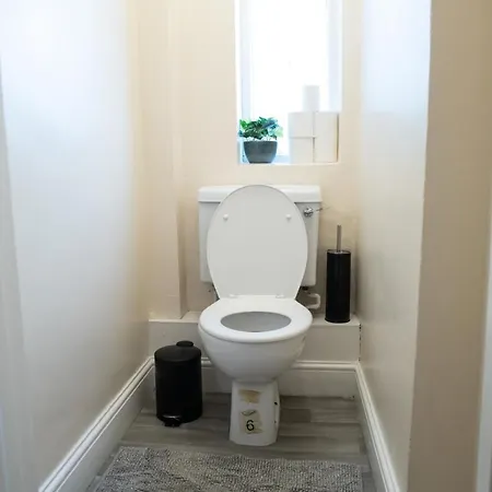 Apartment 4 Bedroom Flat With High Speed Wi-fi In North Acton, Ealing, West London